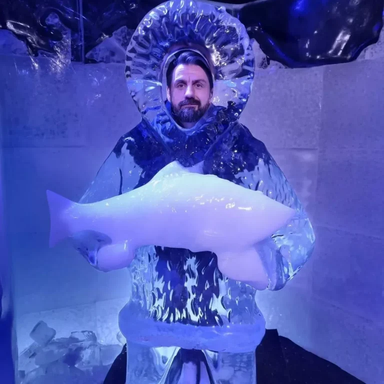 Ледяная скульптура в ледяном баре