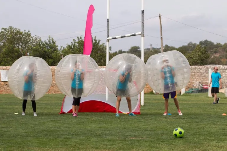 Grupp av svensexor som spelar bubbelfotboll