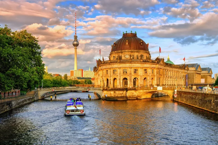 Bode-museet vid floden Spree och Alexanderplatz TV-torn i centrala Berlin, Tyskland