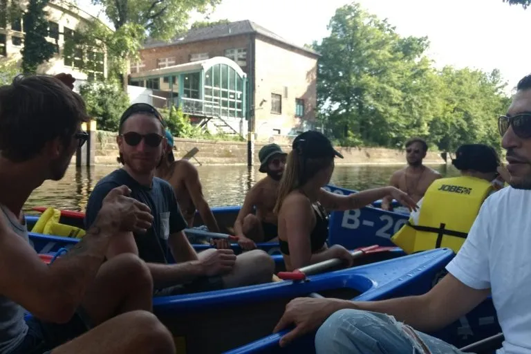 gruppo in canoa
